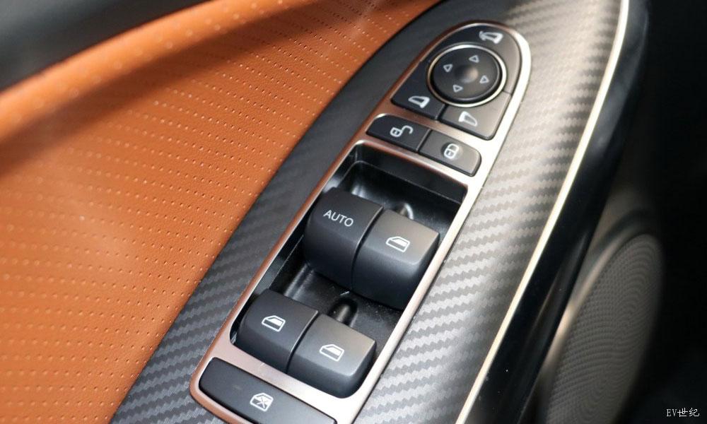 2016款 1.5L 全时四驱豪华型_车厢座椅