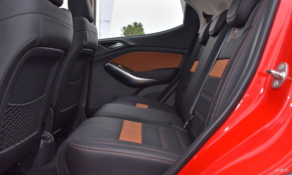 2016款 1.5L 全时四驱尊贵型_车厢座椅