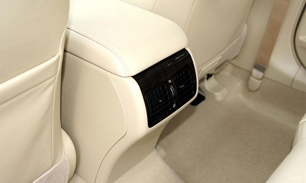 2015款 双擎 2.5HQ 旗舰版_车厢座椅