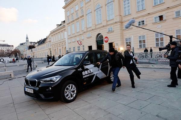 06. 全新BMW X1在维也纳街头上演激动人心的“007”剧情.jpg