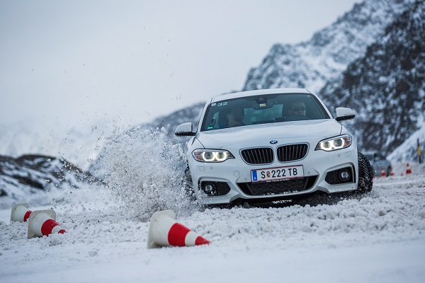 09. 活动上，队员们同时接受了BMW专业冬季驾驶培训.jpg