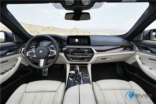 02.全新BMW 5系内饰_副本.jpg