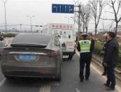 开启自动驾驶模式 特斯拉车主引4车连环追尾