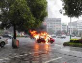 湘潭县：电动汽车街边自燃 无人员伤亡