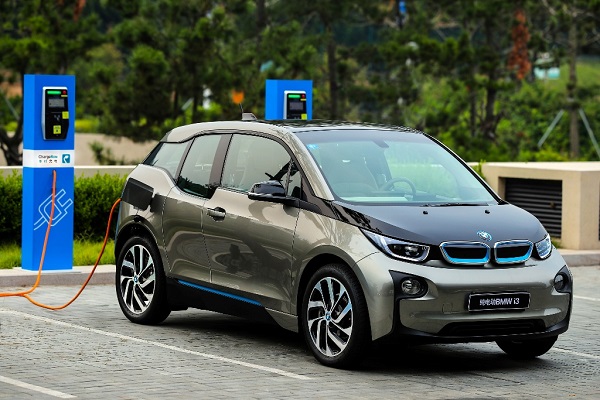 01.纯电动BMW i3升级款使用即时充电桩充电.jpg