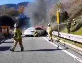 特斯拉又双叒叕“火”了 17日一Model S因碰撞起火