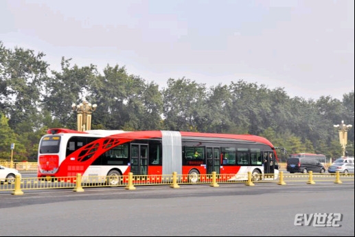 以实干献礼十九大 银隆新能源18米纯电动BRT在京上线运营500.jpg