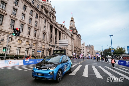 01.BMW i3领跑2017年上海马拉松_副本.jpg