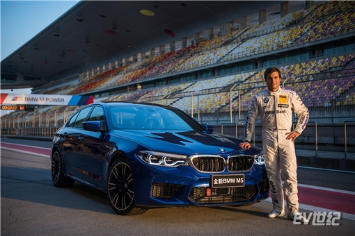 02.Bruno Spengler与全新BMW M5_副本.jpg