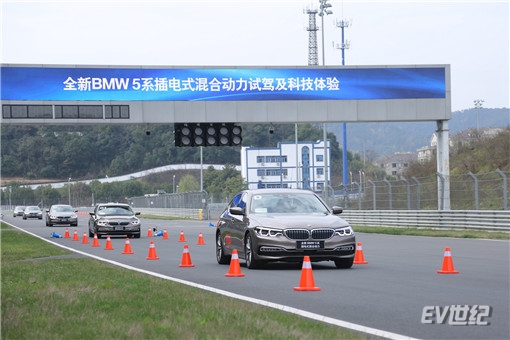 05.全新BMW 5系插电式混合动力_副本.jpg