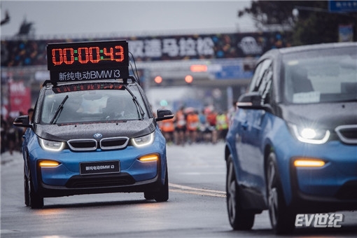 03. 新纯电动BMW i3领跑2018成都双遗马拉松_副本.jpg