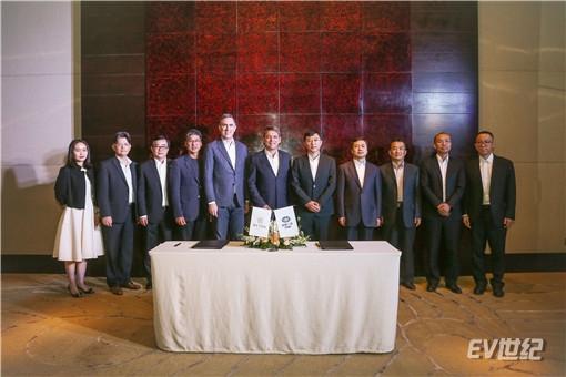 BYTON拜腾与中国第一汽车集团双方代表在签约仪式现场合影_副本.jpg