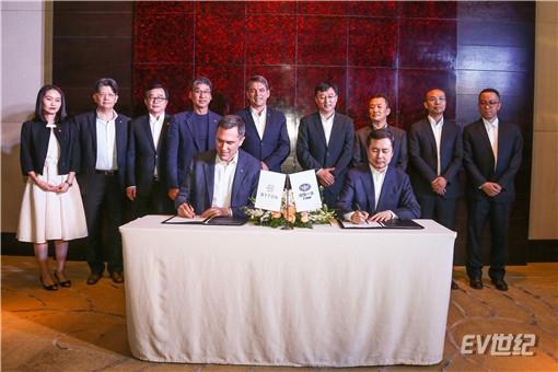 BYTON拜腾总裁兼联合创始人戴雷博士与一汽集团资本运营部部长、一汽资本控股有限公司党委书记、总经理张影先生签署战略合作投资框架协议_副本.jpg