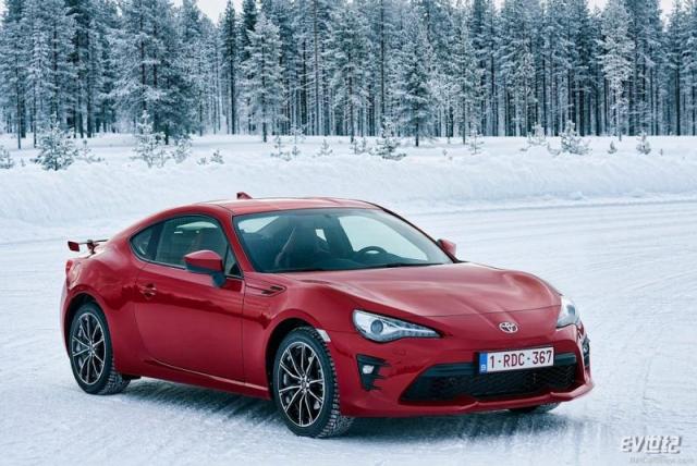 Toyota-GT86-2017-1280-06.jpg