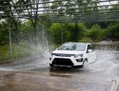 电动车如何应对雨季涉水？看北汽新能源EX360涉水84cm实测！