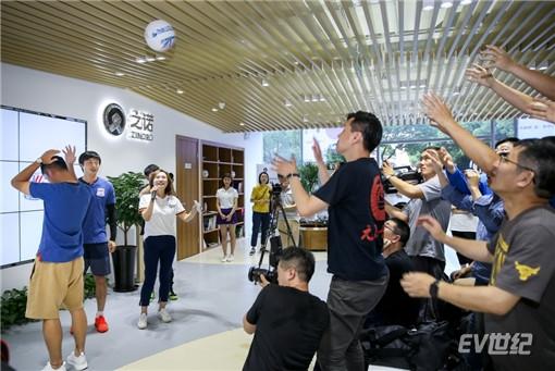 02. 之诺60H车主幸运获得申花队球员签名足球_副本.jpg