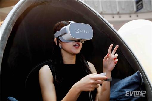 7-嘉宾通过VR技术体验拜腾产品魅力_副本.jpg