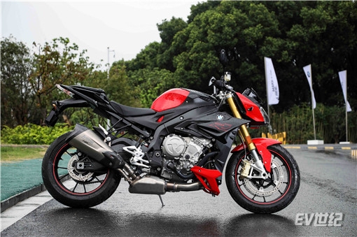 07. 新BMW S 1000 R_副本.jpg