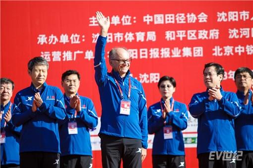 01.华晨宝马汽车有限公司总裁兼首席执行官魏岚德博士为2018沈阳马拉松鸣枪_副本.jpg