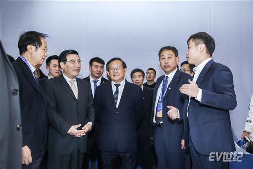 2、何小鹏（右一）向行业领导介绍即将上市的小鹏G3。从左到右依次为：中国<a href=