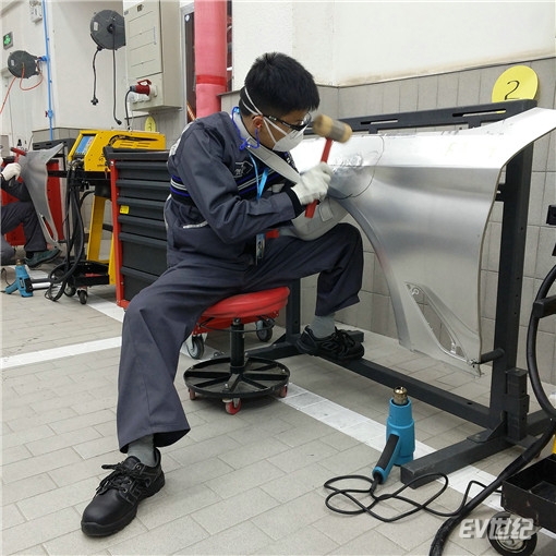 03.2018 BMW & MINI中国售后服务精英大赛-钣金技师比赛现场_副本.jpg