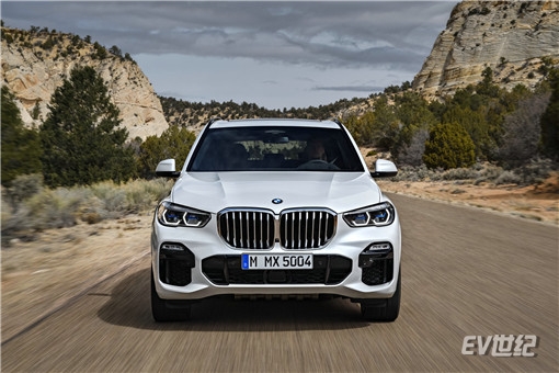 01. 全新BMW X5正面动态.jpg