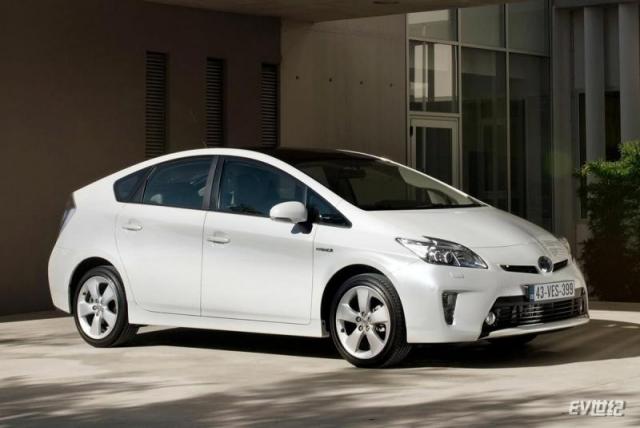 Toyota-Prius-2012-1600-04.jpg