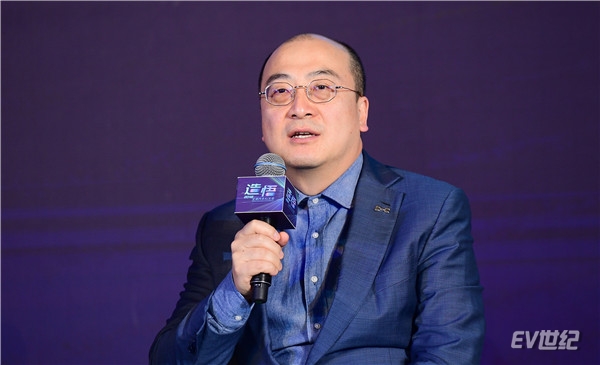 爱驰汽车联合创始人兼总裁付强在腾讯汽车AI大会新势力沙龙上发表讲话.jpg