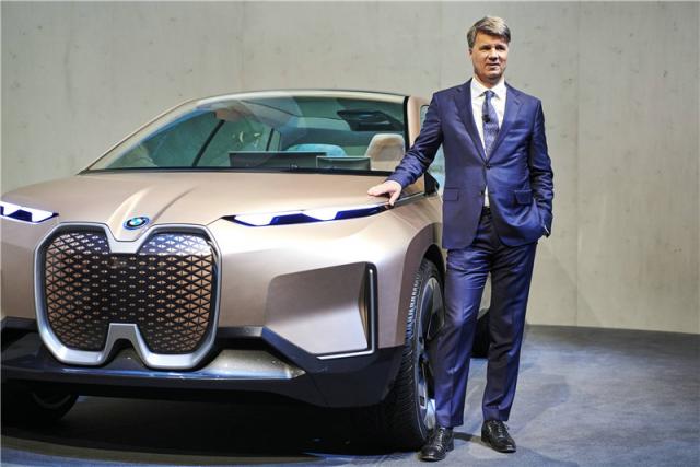 01. 宝马集团董事长科鲁格先生与BMW iNEXT_副本.jpg