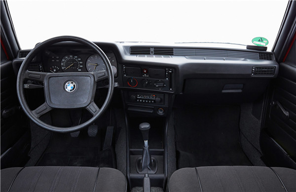 06.第一代BMW 3系中控台.jpg