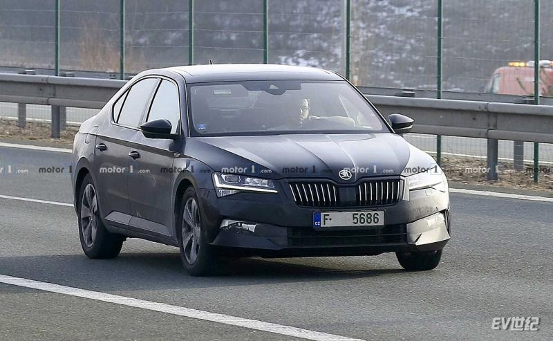 2019-skoda-superb-facelift-spy-photo.jpg