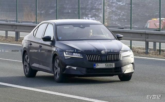 2019-skoda-superb-facelift-spy-photo.jpg