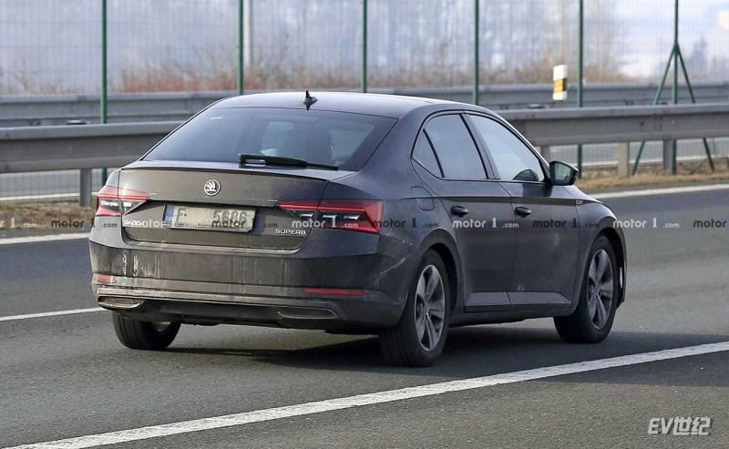 2019-skoda-superb-facelift-spy-photo-(2).jpg