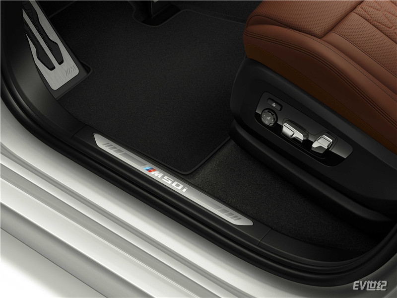 04.创新BMW X7 xDrive M50i 发光迎宾踏板_副本.jpg