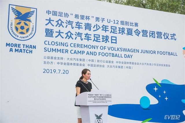 5. 中国足球协会副秘书长兼市场开发部部长刘洁致辞_副本.jpg