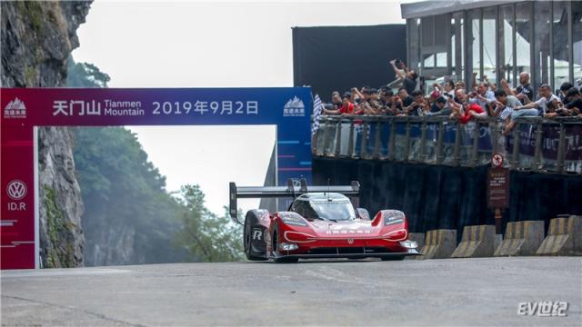 Romain Dumas驾驶ID.R飞跃终点线_副本.jpg