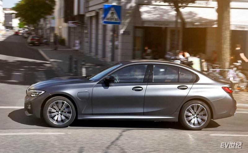 bmw-330e-sedan-2nd-model-evolution-(1).jpg