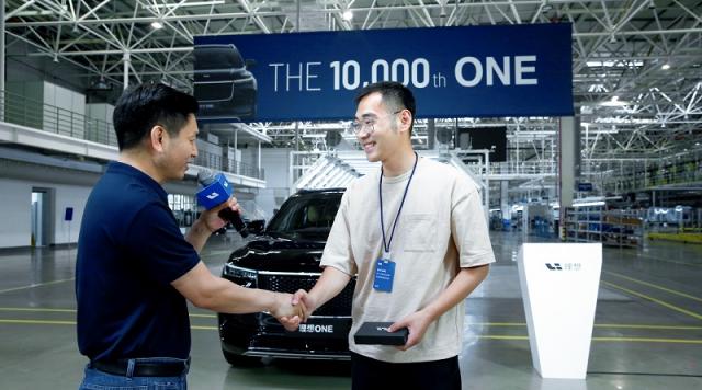 图1：理想ONE第10000辆用户交付仪式.jpg