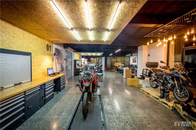 03. 西藏翼途经销店展厅陈列_副本.jpg