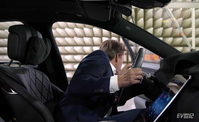 2021-mercedes-s-class-screenshot-from-teaser-video-(1).jpg