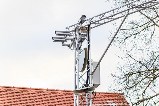 02_路灯内置传感器可帮助车辆在视线遮挡情况下及时发现物体 Sensors in streetlights allow early detection of objects, even if obscured.jpg