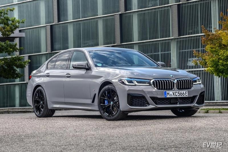 BMW-545e_xDrive_Sedan-2021-1600-01.jpg