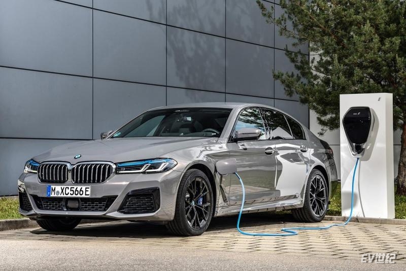 BMW-545e_xDrive_Sedan-2021-1600-06.jpg