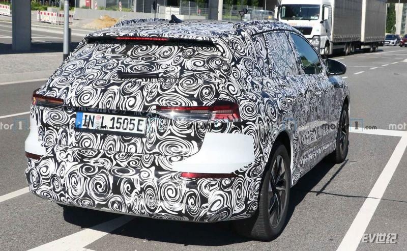 audi-q4-e-tron-spied-(2).jpg