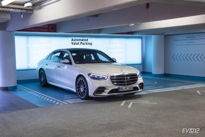 04_自动代客泊车可提高乘客的舒适度和便利性，并节省停车时间 Connected vehicle and smart infrastructure enhance automated parking.jpg