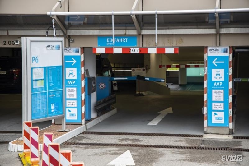05_P6停车库的入口后方为自动代客泊车用户提供方便的下车点 Stuttgart airport set to welcome fully automated and driverless parking.jpg