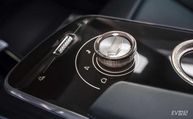 2023-cadillac-lyriq-front-(5).jpg