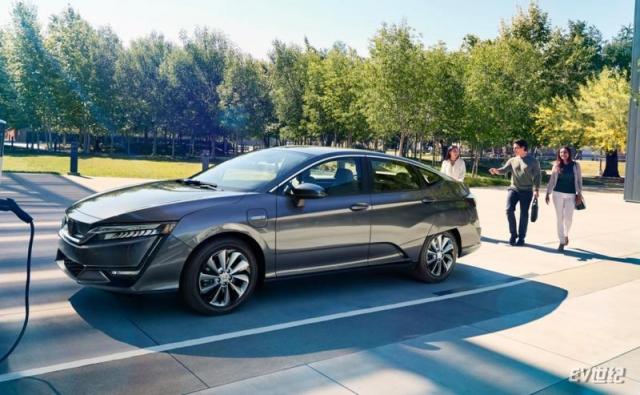 2019-honda-clarity-electric_100700828_h.jpg