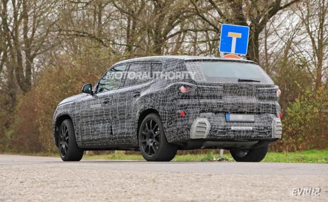2023-bmw-x8-spy-shots--photo-credit-s-baldauf-sb-medien_100772252_h.jpg