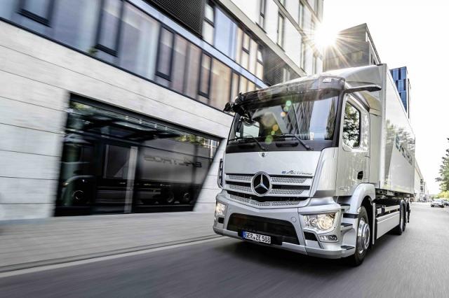 1. 量产梅赛德斯-奔驰eActros纯电动卡车首秀，推动运输业向碳中和转型.jpg